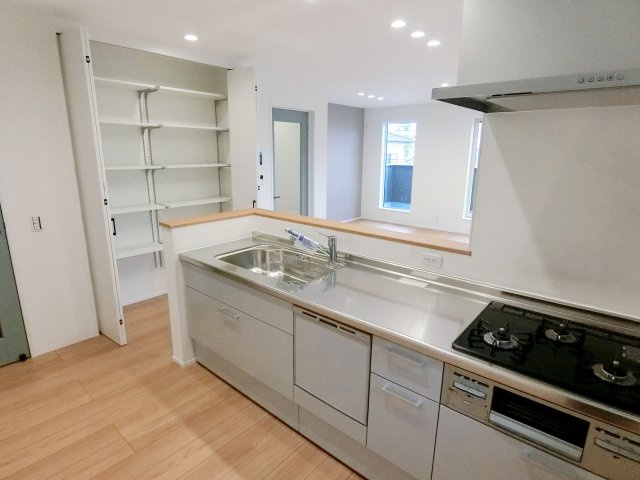 広島市南区堀越2丁目　新築一戸建て(全5棟)のキッチン|カウンターキッチンを備え、豊富な収納力も魅力的なプラン