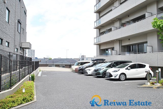 サーパス湘南茅ヶ崎の駐車場