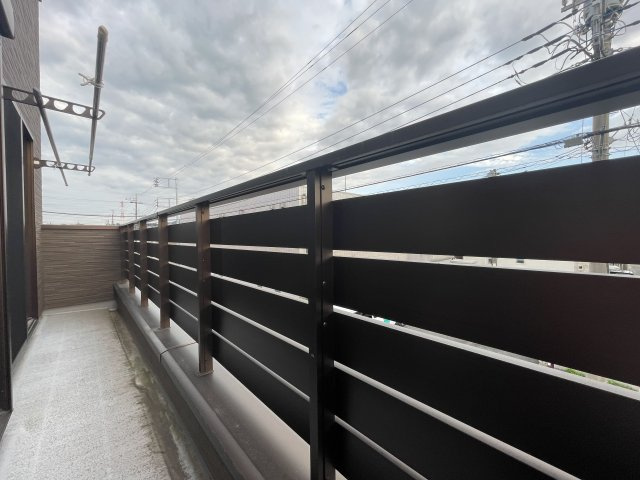 【バルコニー】 | バルコニーは、室外の専用スペースのうち、「屋根がなく開放された空間」であるものを指します。ベランダより広いタイプのものが多く、日当たりもよいため家庭菜園などを楽しみたい人にとって適した環境となります。