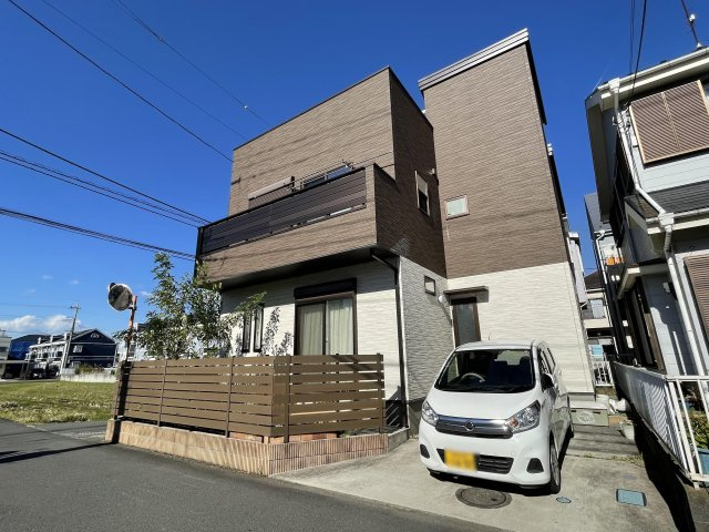 【駐車場】 | 駐車場と明記されていても、最小スペースでつくられた駐車場だと大型車は駐車できなかったり、出入りしにくくなったりする可能性があります。お車のサイズと購入したい物件の駐車場のサイズを現地で確認しましょう。