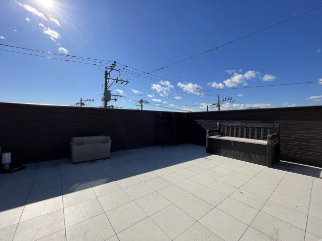 【庭】 | 庭があることでガーデニングや家庭菜園はもちろん、こどもの遊び場やペットを放して遊ぶことができます。また、家の周囲に余裕があるということです。隣地との間があれば、十分な日当たりと、風通しが確保できます。