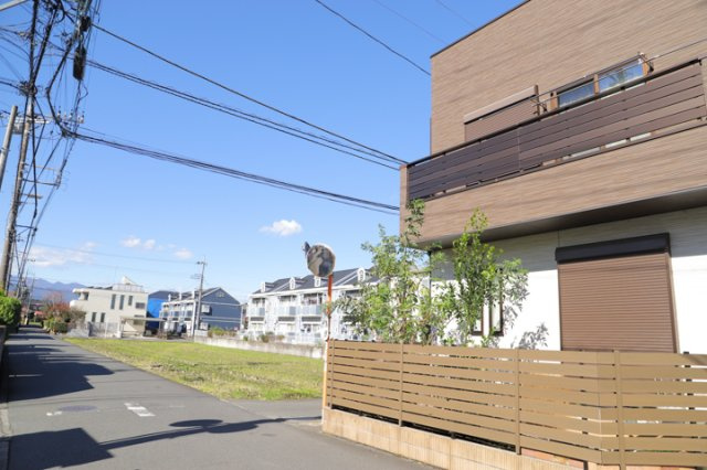 【前面道路含む現地写真】 | お持ちの車種によっては前面道路が広い方が便利でしょう。しかし、前面道路が広ければその分交通量が多くなるため、騒音などが気になる場合があります。実際に現地を見学し、周辺交通量や騒音などを確認しましょう！