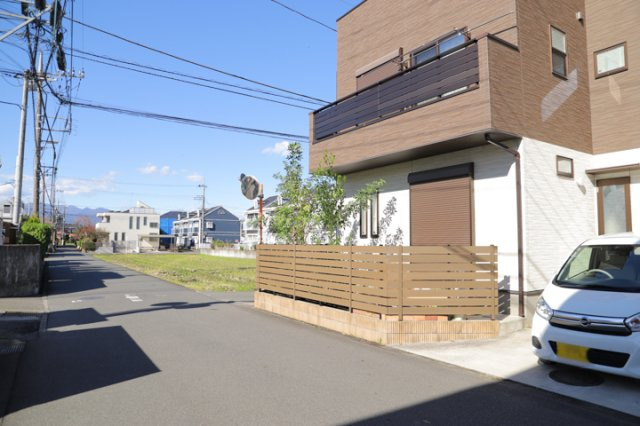 【設備】 | 敷地内に散水栓や立水栓があると便利です。水道水を直接利用できるため、水を運ぶ手間を省くことが出来ます。大量の水を必要とする洗車作業や清掃などに役立ちます。その他設備とあわせて、現地でご確認ください。