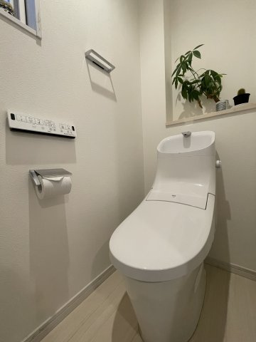 【トイレ】 | トイレは大きさや形、機能、抗菌性などが異なる多種多彩なタイプが各メーカーから出ています。それぞれに良さがあるため、事前にどういったタイプのトイレがいいのかをご家庭内で決めて、内見に行くといいでしょう。