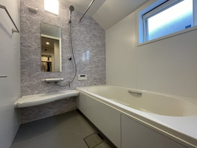 【浴室】 | 入浴時の快適さも大事なことですが、綺麗な状態を維持できなければ気持ちよく入浴できません。毎日の掃除が楽という点は大事なポイントになります！カビが生えにくく掃除がしやすい、壁や浴槽を選ぶといいでしょう。