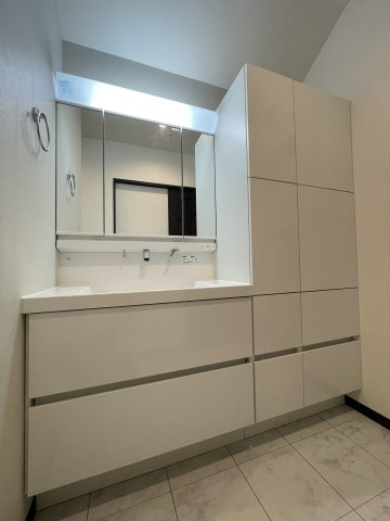 【脱衣所】 | 多くの戸建て住宅で見かける洗面脱衣所は、洗面台と洗濯機が2畳ほどのスペースに並べられていて、洗面所が脱衣所を兼ね備えている間取りが一般的です。お客様が利用することもある、パブリックな空間でもあります。