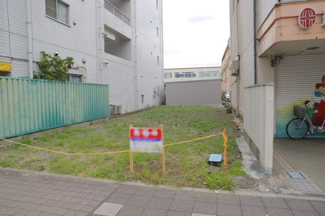【外観】 | 現地に行くなら、物件の周囲の地形がどうなっているかを見ることも大切です。周辺より低くなっている土地では、大雨などで水が集まりやすいため、地盤が弱くなっているということも考えられるため、注意が必要です。