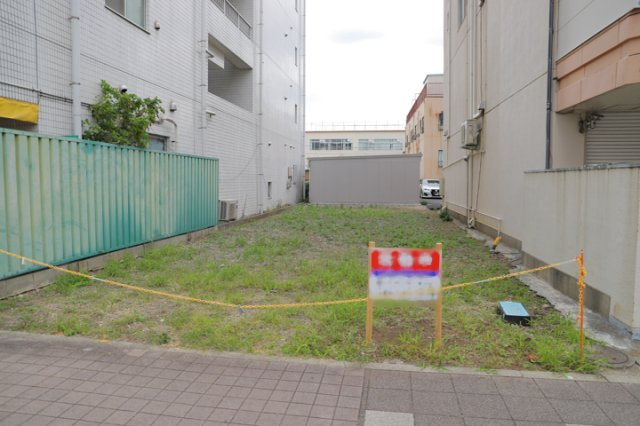 【外観】 | 隣家の土地はどうなっているのか、生活利便施設が近くにあるのか、学校まで近いかなど、お客様のライフスタイルにあわせたイメージが重要です。また、近くにあると困る施設が近くにないかも確認するといいでしょう。