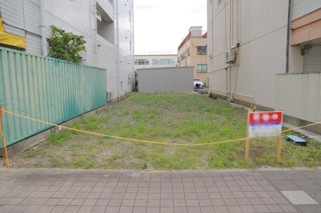 【外観】 | 家を建てる前提で土地を探している場合、地盤の丈夫さは譲れない条件の一つです。地盤が脆弱だと追加工事が必要となります。また、過去に地盤沈下や液状化現象を起こした土地は、できるだけ避けた方がいいでしょう。