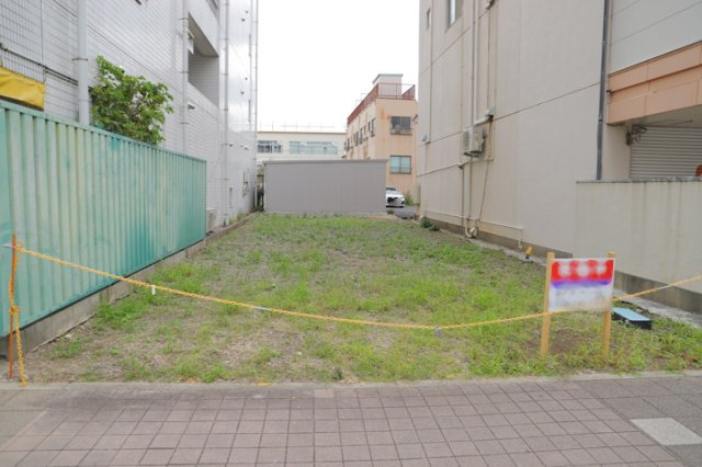 【外観】 | 人が暮らすうえで日光は大切な要素となります。日当たりの良さは譲れないポイントですね。併せて近くに大きな建築物の建築予定がないか、あるいはそれが可能な土地が近くにないか事前に確認することもお勧めします。