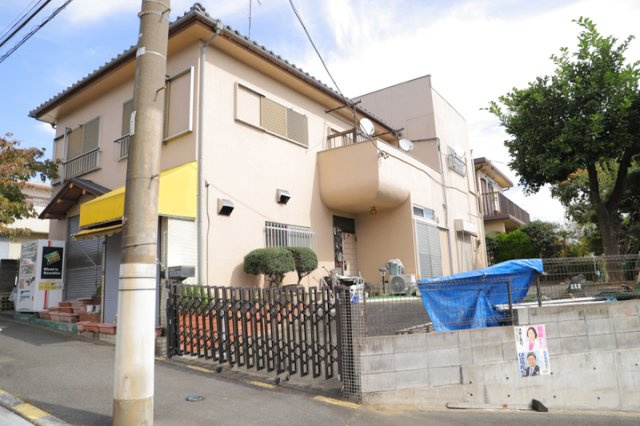 【外観】 | 土地の形が極端に長細かったり、狭小地、あるいは道路との高低差がある傾斜地だった場合、後々売ろうとしても買い手がつかない場合もあります。後々、売却することになった時に価値の下がらない土地を選びましょう。
