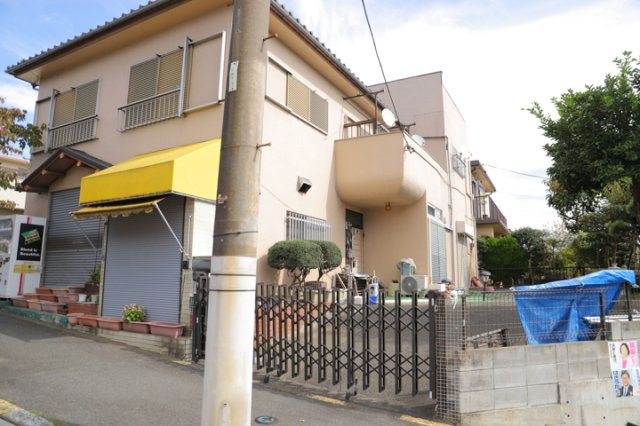 【外観】 | 家を建てる場合、方位は要チェックです。現実的に日当たりのよい家ならばリビングは南側、建築基準法でも北側に当たる家への配慮は求められています。土地を見学に行く際は、方位磁針を持って行くようにしましょう。