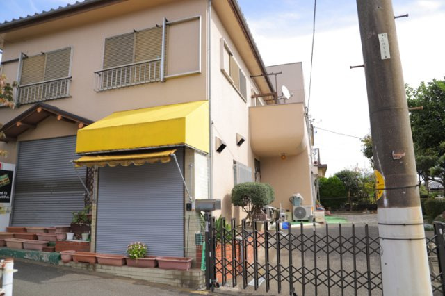 【外観】 | 土地を買う際、住む地域の自治体や福祉の補助制度にも注目してみましょう。子供や老人の医療補助やゴミ出しのルールなど、自治体によってルールに大きな違いがあるため、暮らしやすい土地で判断するとよいでしょう。