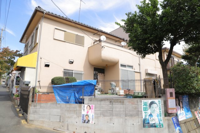 【外観】 | 現地に行くなら、物件の周囲の地形がどうなっているかを見ることも大切です。周辺より低くなっている土地では、大雨などで水が集まりやすいため、地盤が弱くなっているということも考えられるため、注意が必要です。