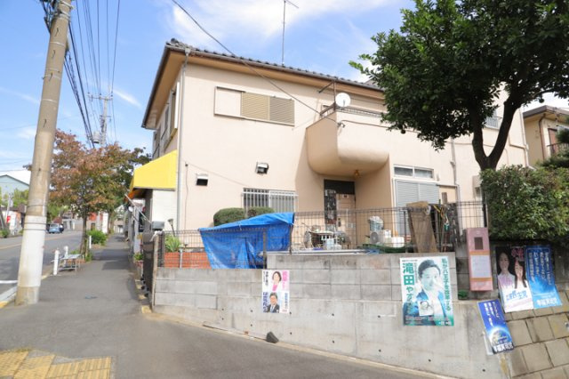 【外観】 | 隣家の土地はどうなっているのか、生活利便施設が近くにあるのか、学校まで近いかなど、お客様のライフスタイルにあわせたイメージが重要です。また、近くにあると困る施設が近くにないかも確認するといいでしょう。