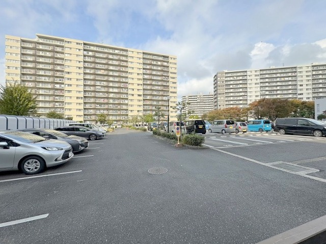パークフィールドみさとテラ・ウエスト　四街区三号館の駐車場|駐車場は広くゆとりがあるので駐車もラクラク