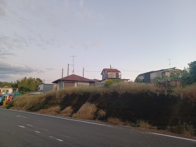【外観】 | 土地の形が極端に長細かったり、狭小地、あるいは道路との高低差がある傾斜地だった場合、後々売ろうとしても買い手がつかない場合もあります。後々、売却することになった時に価値の下がらない土地を選びましょう。