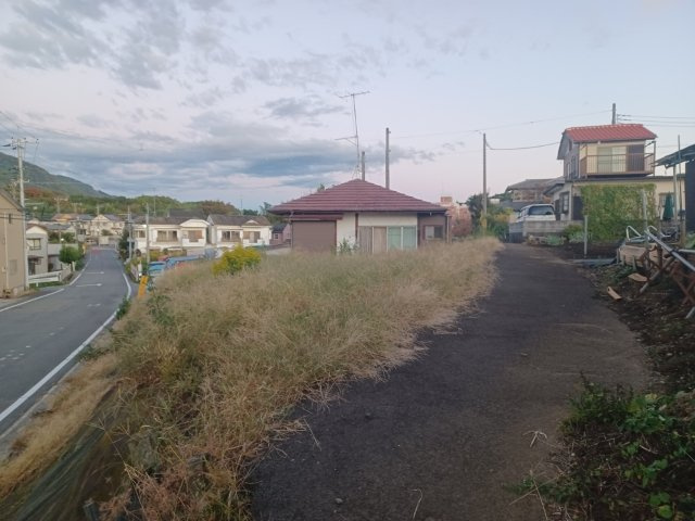 【外観】 | 家を建てる場合、方位は要チェックです。現実的に日当たりのよい家ならばリビングは南側、建築基準法でも北側に当たる家への配慮は求められています。土地を見学に行く際は、方位磁針を持って行くようにしましょう。