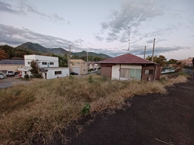 【外観】 | 土地を買う際、住む地域の自治体や福祉の補助制度にも注目してみましょう。子供や老人の医療補助やゴミ出しのルールなど、自治体によってルールに大きな違いがあるため、暮らしやすい土地で判断するとよいでしょう。