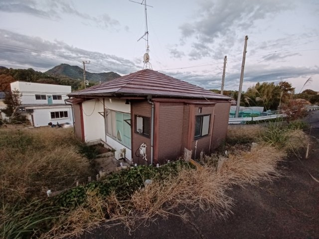 【外観】 | 土地の前の道路に消火栓が設置されていることがあります。この場合、道路交通法第45条第1項により、駐車禁止の場所が指定されています。そのため、車庫などの駐車スペースをつくることができない場合があります。