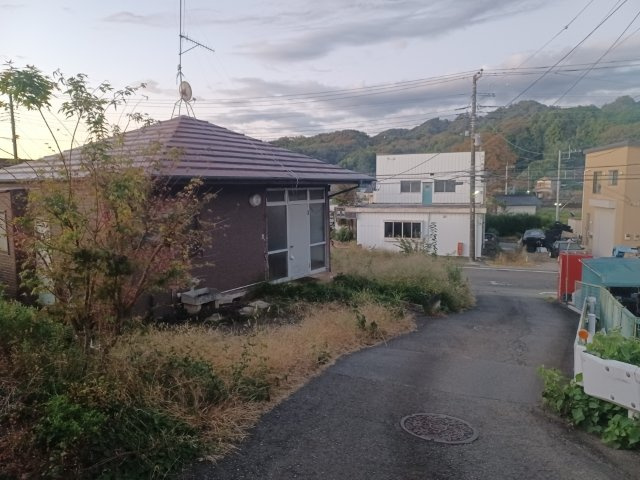 【外観】 | 現地に行くなら、物件の周囲の地形がどうなっているかを見ることも大切です。周辺より低くなっている土地では、大雨などで水が集まりやすいため、地盤が弱くなっているということも考えられるため、注意が必要です。