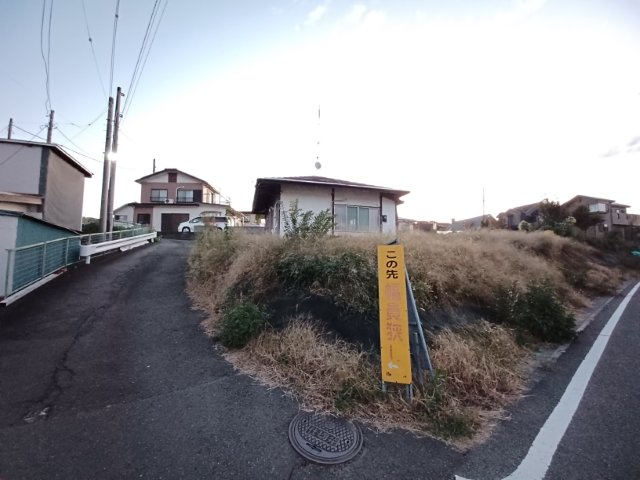 【外観】 | 隣家の土地はどうなっているのか、生活利便施設が近くにあるのか、学校まで近いかなど、お客様のライフスタイルにあわせたイメージが重要です。また、近くにあると困る施設が近くにないかも確認するといいでしょう。