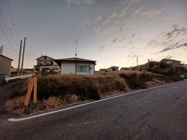 【外観】 | 家を建てる前提で土地を探している場合、地盤の丈夫さは譲れない条件の一つです。地盤が脆弱だと追加工事が必要となります。また、過去に地盤沈下や液状化現象を起こした土地は、できるだけ避けた方がいいでしょう。