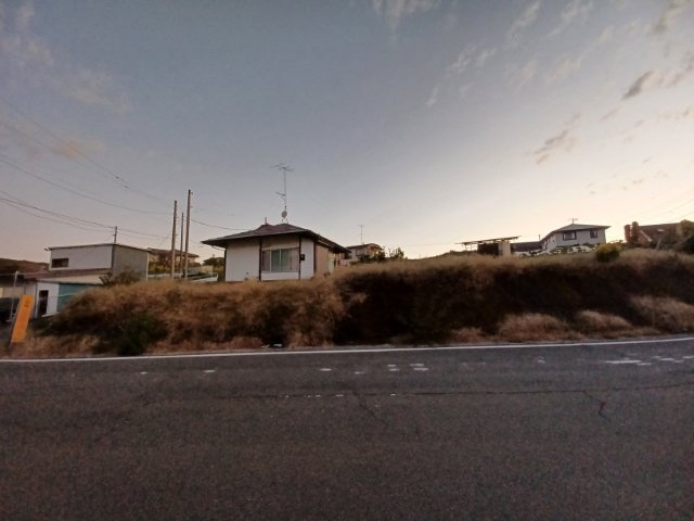 【外観】 | 人が暮らすうえで日光は大切な要素となります。日当たりの良さは譲れないポイントですね。併せて近くに大きな建築物の建築予定がないか、あるいはそれが可能な土地が近くにないか事前に確認することもお勧めします。