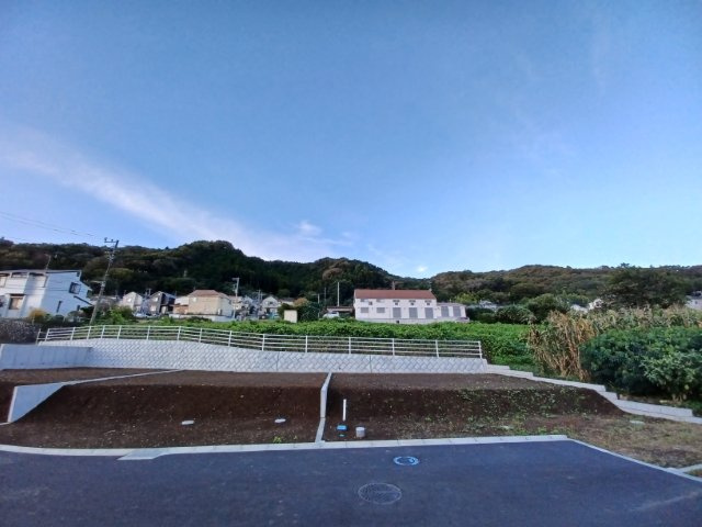【外観】 | 土地の形が極端に長細かったり、狭小地、あるいは道路との高低差がある傾斜地だった場合、後々売ろうとしても買い手がつかない場合もあります。後々、売却することになった時に価値の下がらない土地を選びましょう。