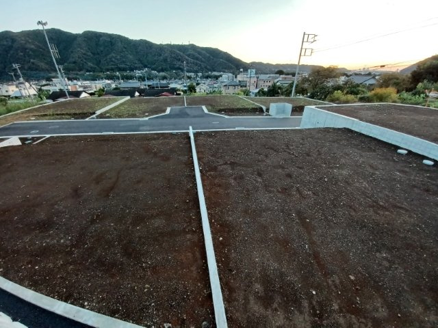 【外観】 | 土地を買う際、住む地域の自治体や福祉の補助制度にも注目してみましょう。子供や老人の医療補助やゴミ出しのルールなど、自治体によってルールに大きな違いがあるため、暮らしやすい土地で判断するとよいでしょう。