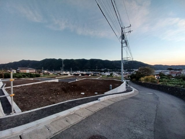 【外観】 | 現地に行くなら、物件の周囲の地形がどうなっているかを見ることも大切です。周辺より低くなっている土地では、大雨などで水が集まりやすいため、地盤が弱くなっているということも考えられるため、注意が必要です。