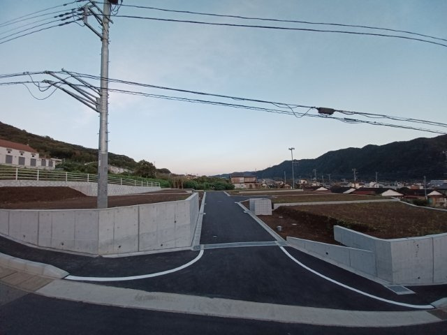 【外観】 | 隣家の土地はどうなっているのか、生活利便施設が近くにあるのか、学校まで近いかなど、お客様のライフスタイルにあわせたイメージが重要です。また、近くにあると困る施設が近くにないかも確認するといいでしょう。