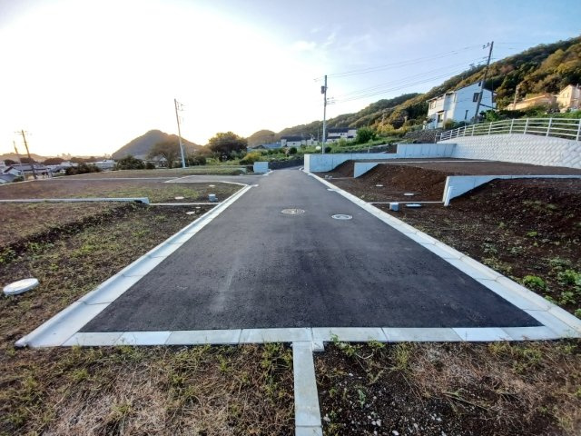 【外観】 | 土地購入を検討されている場合、境界杭がない状態で購入してしまうと境界確定測量をする必要があり、費用がかかります。購入の前に、売主、隣土地所有者立ち合いのもと境界を確定し境界杭を設置するのがベストです。