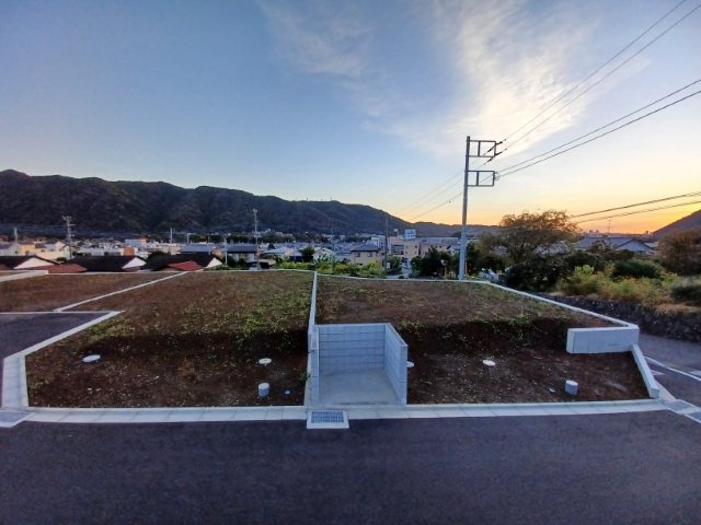 【外観】 | 家を建てる前提で土地を探している場合、地盤の丈夫さは譲れない条件の一つです。地盤が脆弱だと追加工事が必要となります。また、過去に地盤沈下や液状化現象を起こした土地は、できるだけ避けた方がいいでしょう。