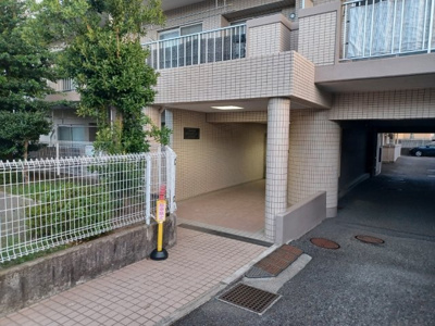 【エントランス】 | ダイヤモンドマンション愛甲石田 | マンションのエントランスには、もともと風よけや防犯の役割がありますが、マンションによって宅配ボックスなどの設備が備わっている所もあります。日々の生活をイメージしながら生活しやすさをチェックしましょう。