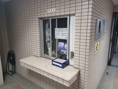 【受付】 | ダイヤモンドマンション愛甲石田 | 受付はマンションコンシェルジュがいる場合もあれば、管理人が滞在する小部屋を総称して呼ぶことがあります。主にエントランスに設置されていることから、防犯面でも期待ができます。防犯設備がない場合はより安心！