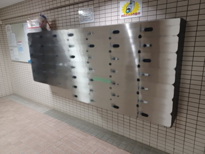 【設備】 | ダイヤモンドマンション愛甲石田 | エントランス付近に設置されている集合ポストは、住んでいる部屋と離れているため、ポストをあさるなど誰かに何かされていても被害に気づきにくいです。入居する時には他人に特定されにくい番号で鍵をかけましょう！