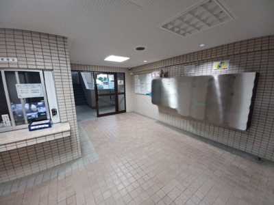 【ロビー】 | ダイヤモンドマンション愛甲石田 | ロビーというと、エントランスと何がちがうの？と思いますよね。実はロビーとエントランスには明確な決まりはありません。物件によっては、エントランスを入って広がるある程度の広さのある空間がロビーとなります。