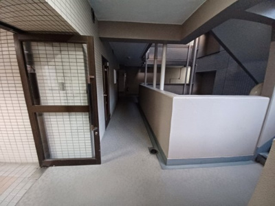 【その他共用部分】 | ダイヤモンドマンション愛甲石田 | 共用部分は、一棟の建物に住む区分所有者全員が共同で所有するとし、共用部分の管理、補修などは、区分所有者で形成される管理組合が行います。個人の判断で勝手に変更することはできませんので覚えておきましょう。