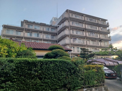 【外観】 | ダイヤモンドマンション愛甲石田 | 隣家の土地はどうなっているのか、生活利便施設が近くにあるのか、学校まで近いかなど、お客様のライフスタイルにあわせたイメージが重要です。また、近くにあると困る施設が近くにないかも確認するといいでしょう。