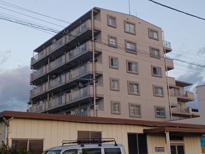 【現況写真】 | ダイヤモンドマンション愛甲石田 | 道幅が広い場所は日当たりや風通が良好です。幅が広いのですれ違いも可能ですし大きな車でも駐車可能！一方で、大型車が通ることも多くなるため交通量の増加により騒音に繋がります。また土地の値段が高くなります。