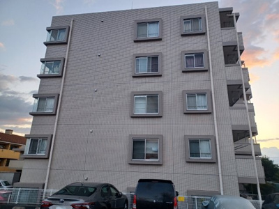 【構造・工法・仕様】 | ダイヤモンドマンション愛甲石田 | ＲＣ造、Reinforced Concreteは直訳すると補強されたコンクリートです。主に柱や梁・床・壁が鉄筋とコンクリートで構成おり、鉄筋を組んだ型枠にコンクリートを流し込んで固めたものを指します。