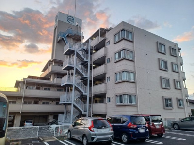 【構造・工法・仕様】 | ダイヤモンドマンション愛甲石田 | ＳＲＣ造は強度や耐震性の面でもRC造と比べて優れています。そのため、10階建以上の高層または超高層マンションなどの建築にも多く採用されています。柱や梁などのサイズが小さくても高い耐震性を確保できます。