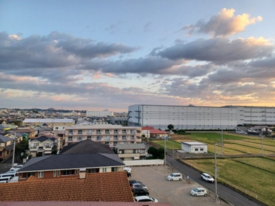 【展望】 | ダイヤモンドマンション愛甲石田 | 眺望を気にして物件を探す場合、前面に建物が建っていないか現地で確認しましょう！前面に建物があると景色はもちろん、日当たりや風通しにも影響が出てきます。住んだ時のことを想像しながら現地見学をしましょう。