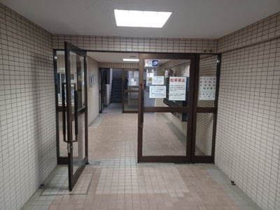 【玄関】 | ダイヤモンドマンション愛甲石田 | 玄関は家の顔でもあり、家族以外の目にも止まる場所です。玄関は外との間を仕切る扉、靴などをしまっておく収納スペース、靴脱ぎのたたきスペース、来客とのやり取りをするドアホンなど複数のアイテムからなります。