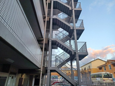 【内装】 | ダイヤモンドマンション愛甲石田 | 共有部分は、住民なら誰もが使える設備のこと。例えば駐車場やエレベーター、インターネット設備、セキュリティ設備などがあります。他にも、マンションの廊下・外部階段やエントランス・ゴミ置き場などがあります。