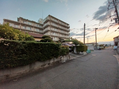 【外観】 | ダイヤモンドマンション愛甲石田 | 外観はマンション管理がされているかの目安になります。築年数が古いと、壁面は劣化してひび割れが生じることも！建物が古びていても細かいところが修繕されていると、きちんと管理されているなぁと感じるでしょう。