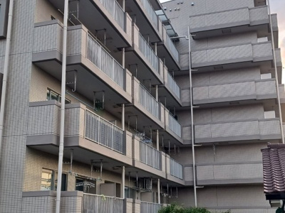 【バルコニー】 | ダイヤモンドマンション愛甲石田 | 一般的なバルコニーは、奥行1.5ｍ程ですが、ワイルドバルコニーは2ｍまで広がっています。そのため洗濯物の間隔をあけ干すことができ、乾きやすいというメリットや、ガーデニングが楽しめる等の特徴があります。