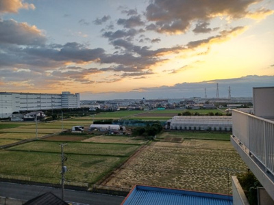 【展望】 | ダイヤモンドマンション愛甲石田 | 眺望の良さを楽しめるダイニングキッチンで家族団らんの時間を過ごしてはいかがでしょうか。バルコニーから見える景色を家族で眺める時間は、時間が経つのを忘れてしまいそうですね。是非、現地を見に行きましょう！