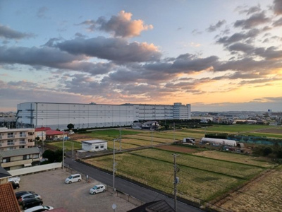 【展望】 | ダイヤモンドマンション愛甲石田 | 景色重視でお家選ぶをするとスーパーが遠い！学校が遠い！など生活をするうえで利便性で困ることもあります。まず一度現地を見学する際に、周辺の施設などがあるかを確認し、暮らし始めた後のことを想像しましょう。